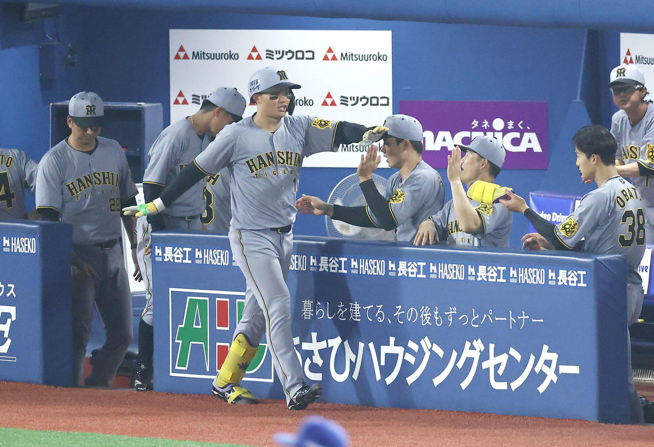 DeNA対阪神　8回表阪神無死、ソロ本塁打で生還し、チームメートに迎えられる森下（撮影・河田真司）
