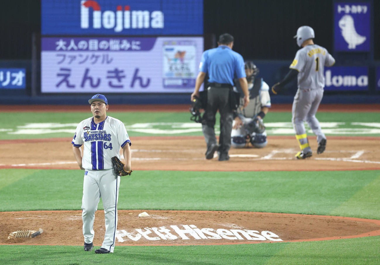 DeNA対阪神　8回表阪神無死、森下にソロ本塁打を浴びる中川（撮影・河田真司）