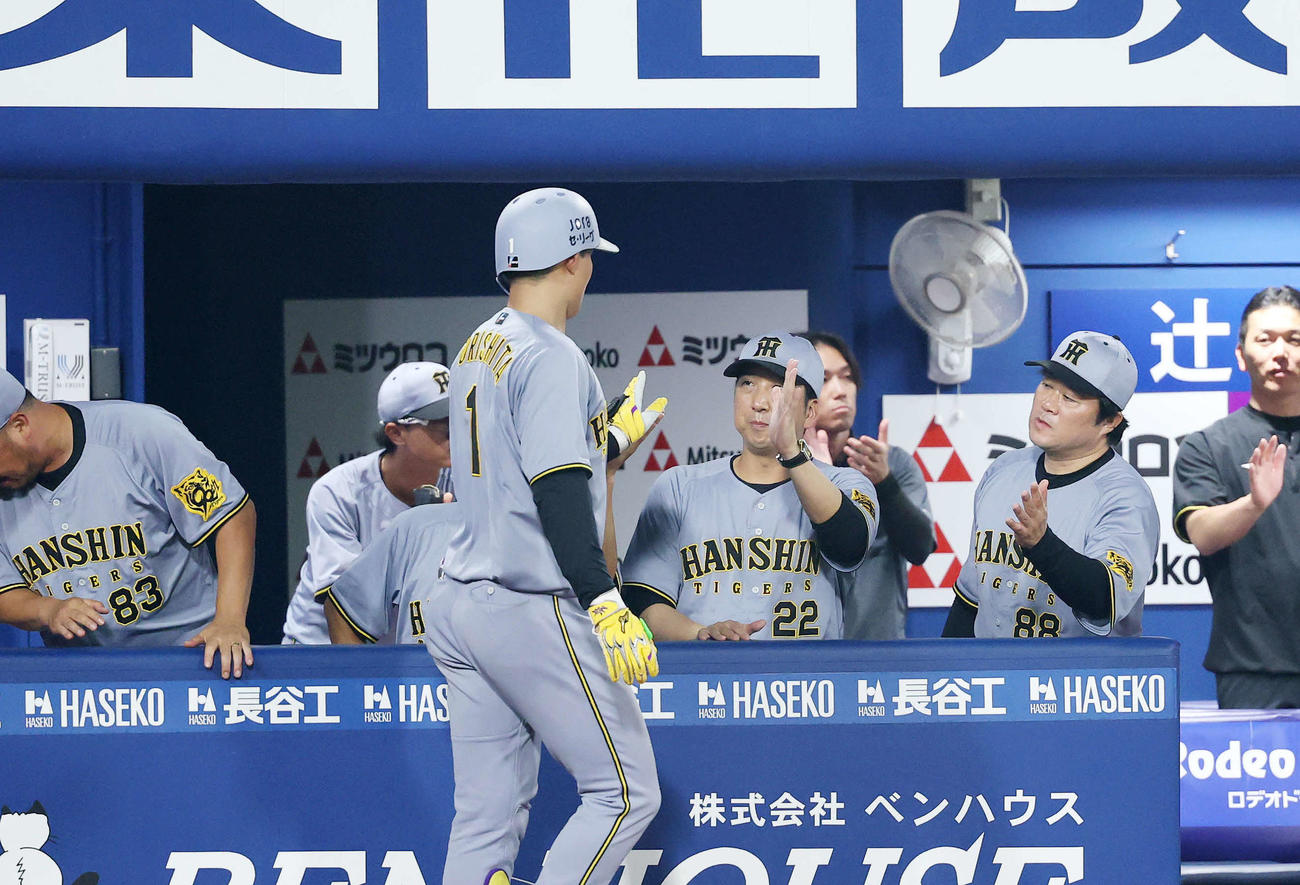 DeNA対阪神　8回表阪神無死、森下（手前）の中越えソロ本塁打を迎える藤川監督（中央）（撮影・鈴木正人）