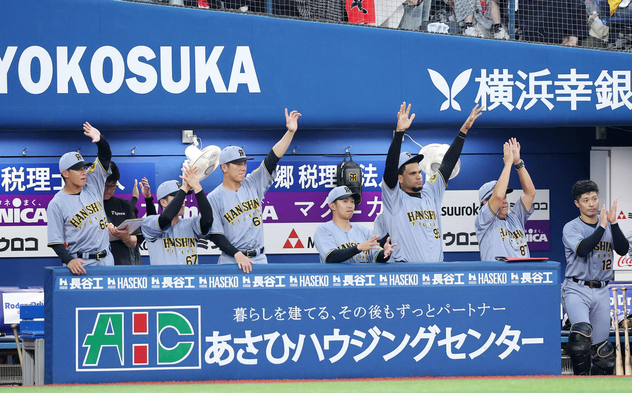 DeNA対阪神　3回表阪神2死二塁、大山の中越え適時二塁打を喜ぶ選手たち（撮影・鈴木正人）