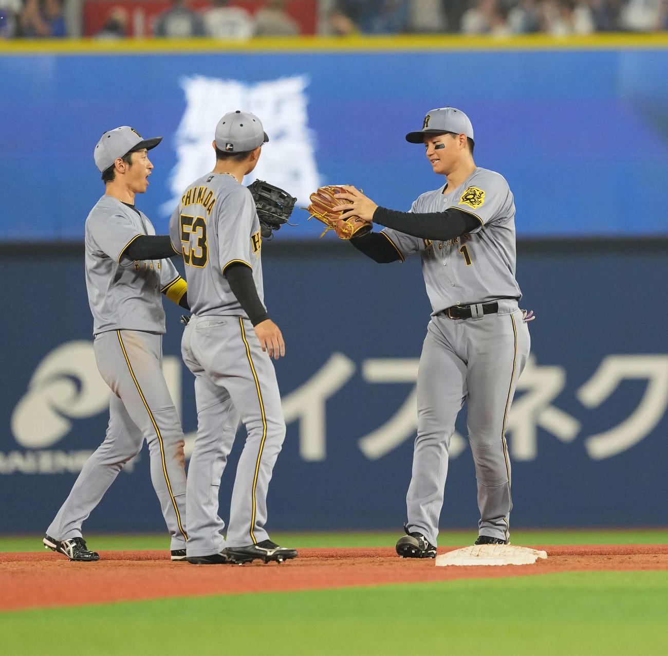 DeNA対阪神　勝利のハイタッチを交わす森下（右）ら（撮影・井上学）