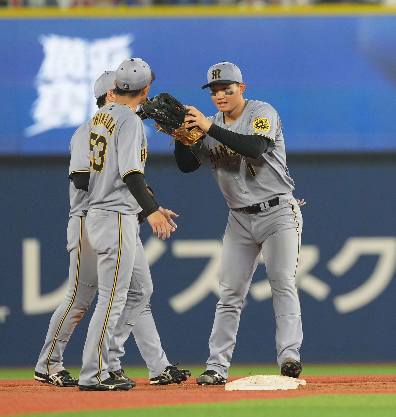 DeNA対阪神　勝利のハイタッチを交わす森下（右）ら（撮影・井上学）