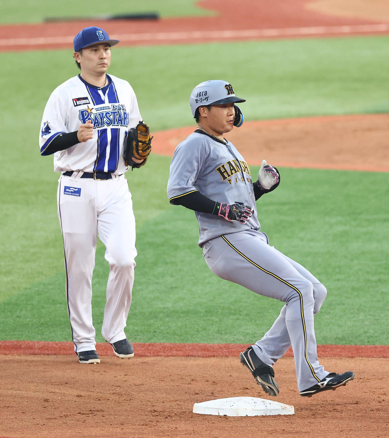DeNA対阪神　3回表阪神2死二塁、適時二塁打を放ち出塁する大山。投手ジャクソン（撮影・河田真司）