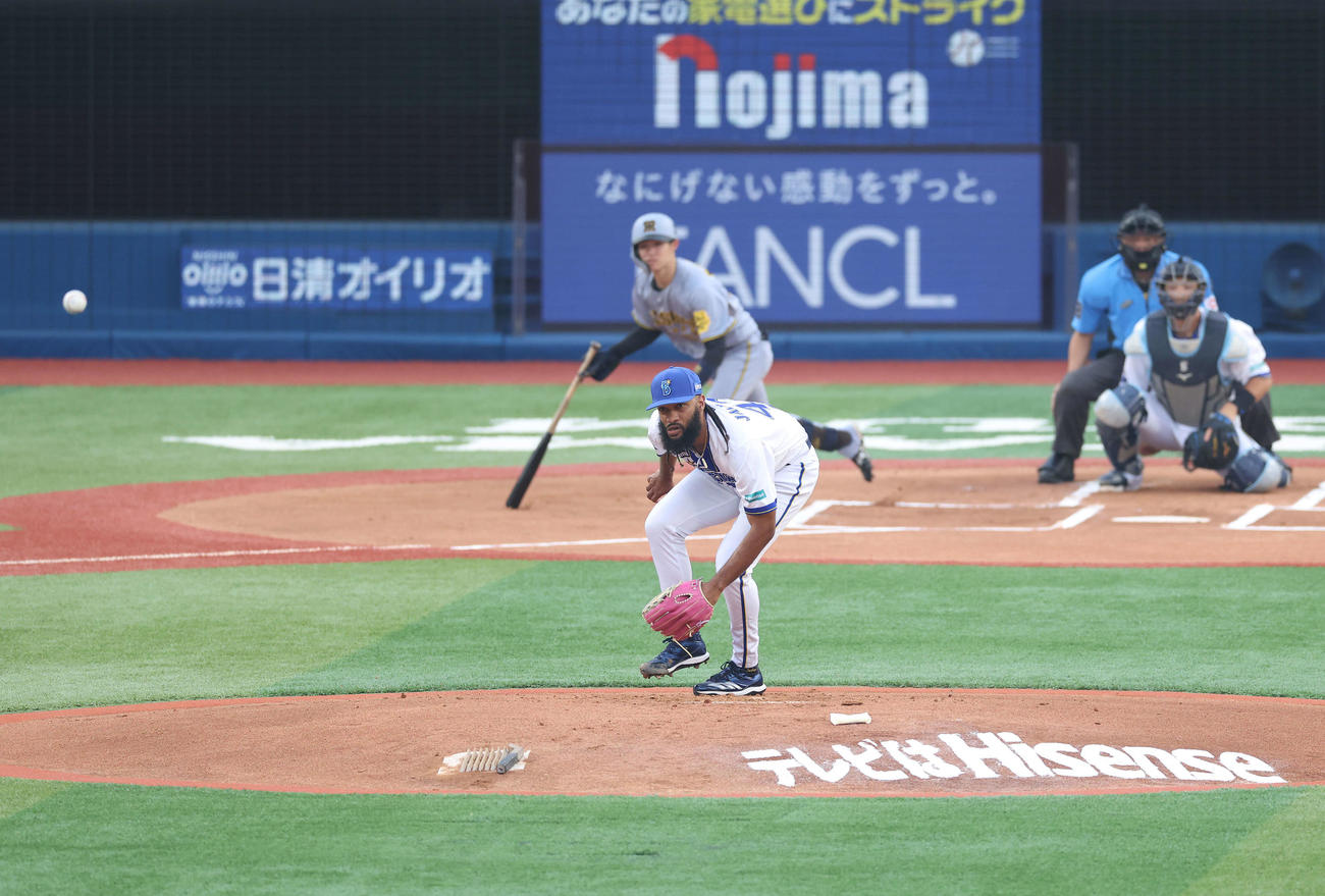 DeNA対阪神　1回表阪神1死、中野に中前打を浴びるジャクソン（撮影・河田真司）