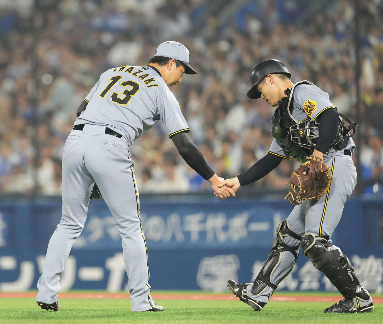 DeNA対阪神　タッチをかわす阪神岩崎（左）と坂本（撮影・井上学）