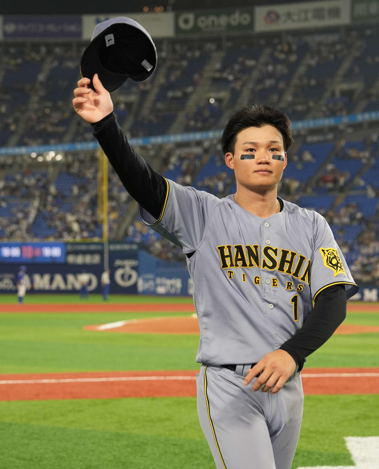 DeNA対阪神　ファンの声援に応える森下（撮影・井上学）
