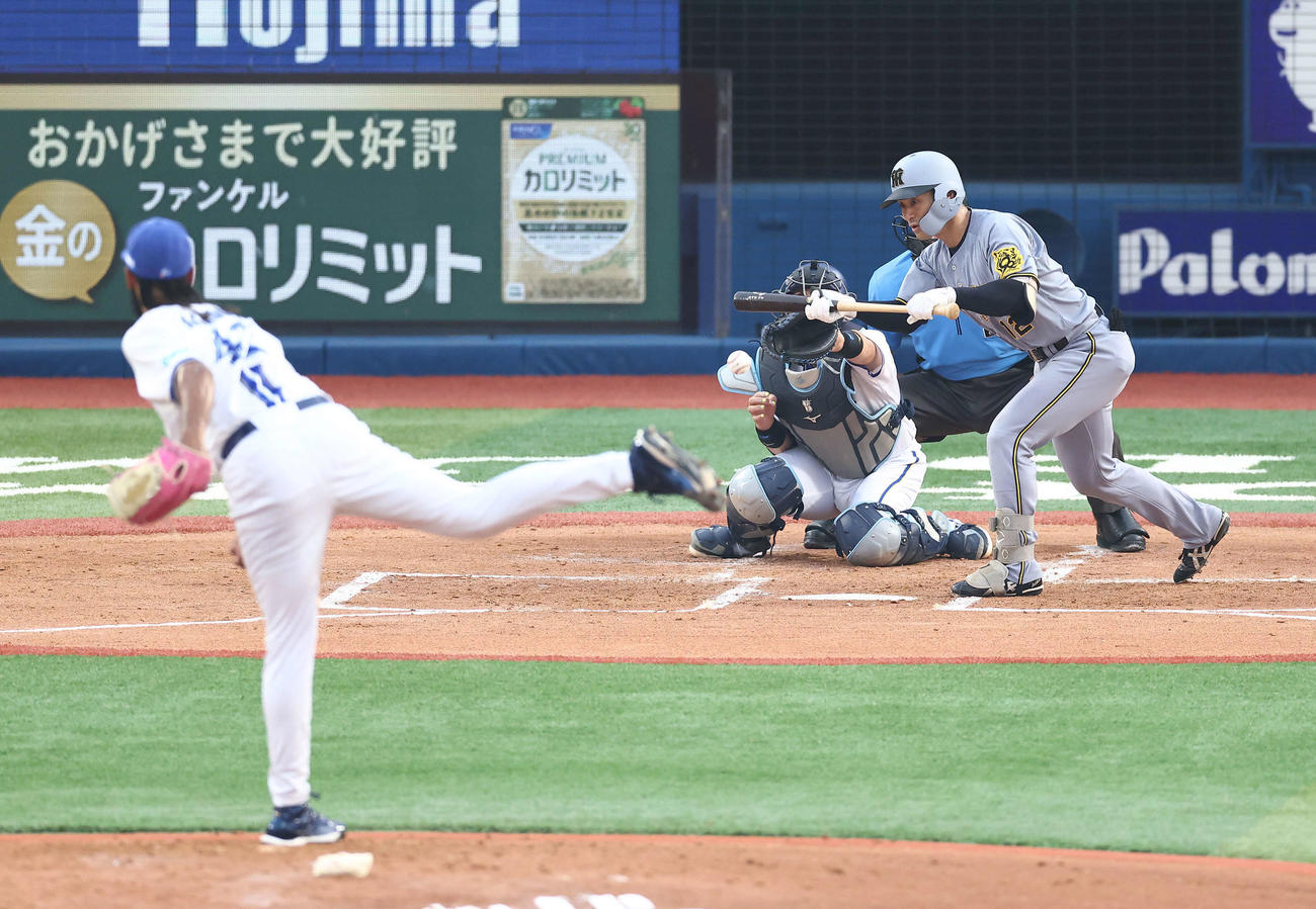 DeNA対阪神　2回表阪神無死一塁、送りバントを決める坂本。投手ジャクソン（撮影・河田真司）