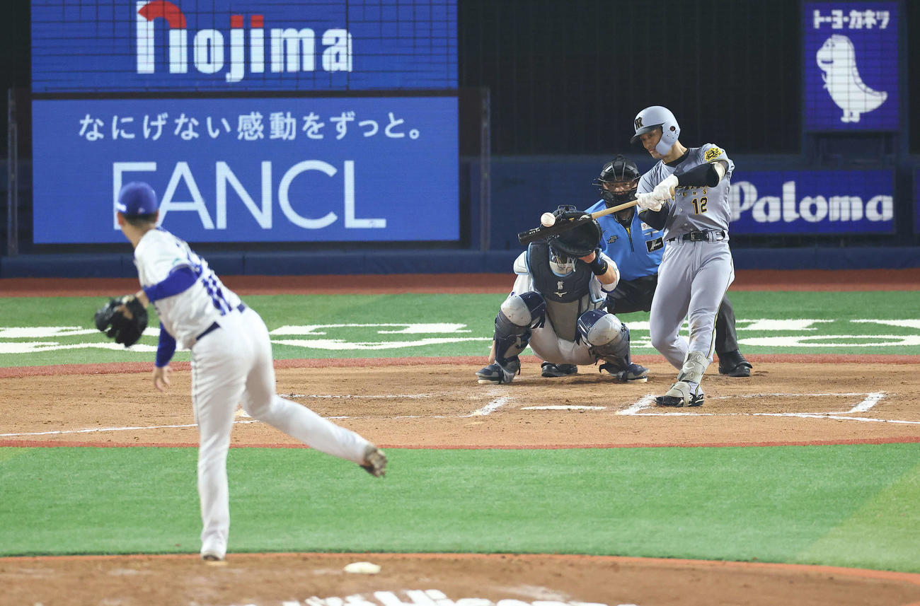 DeNA対阪神　7回表阪神無死一、左翼線に二塁打を放つ坂本。投手宮城（撮影・河田真司）