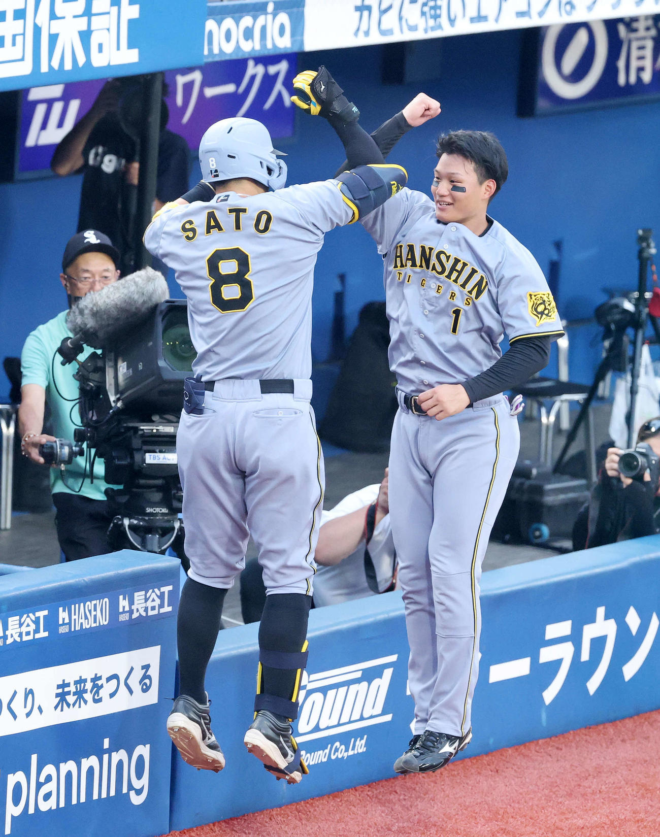 DeNA対阪神　1回表阪神1死、佐藤輝（左）の右中間ソロ本塁打をジャンプして迎える森下（撮影・鈴木正人）