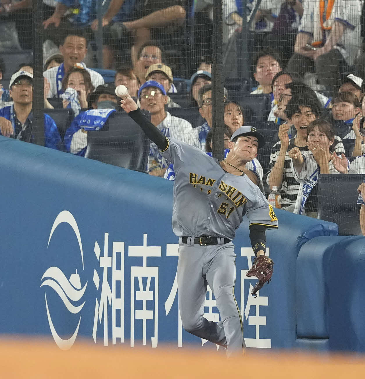 DeNA対阪神　6回裏DeNA1死一、二塁、邪飛を捕球し返球する中野（撮影・井上学）