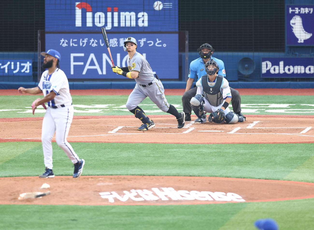 DeNA対阪神　1回表阪神1死、ソロ本塁打を放つ佐藤輝。投手ジャクソン（撮影・河田真司）