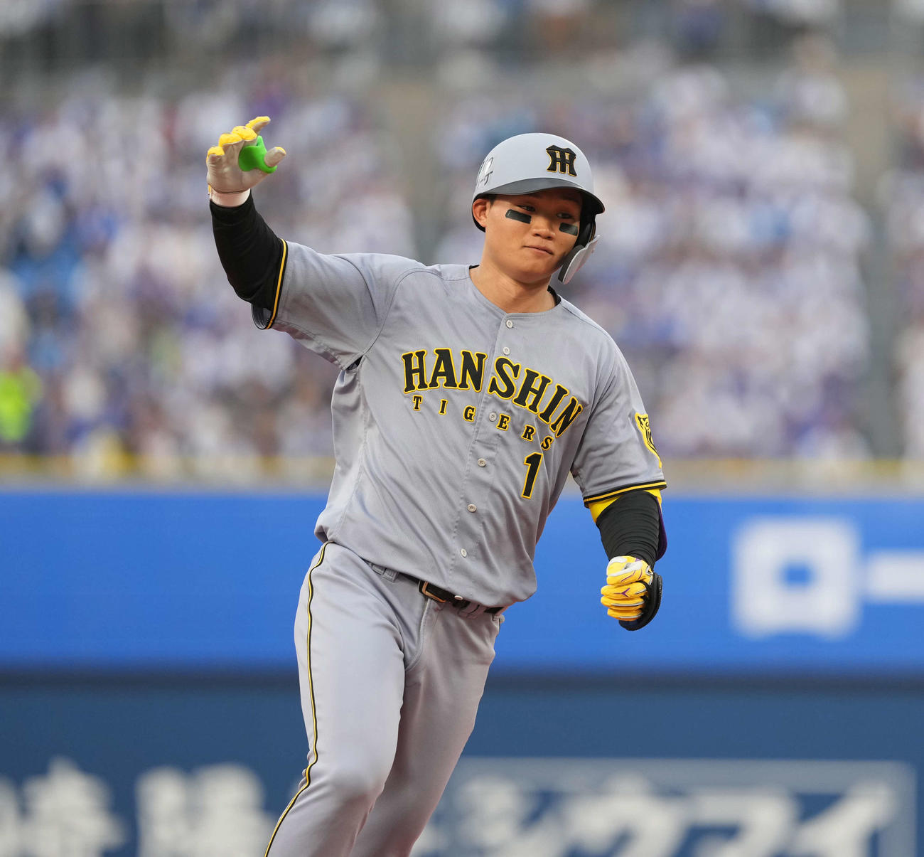 DeNA対阪神　1回表阪神1死一塁、2点本塁打を放つ森下（撮影・井上学）