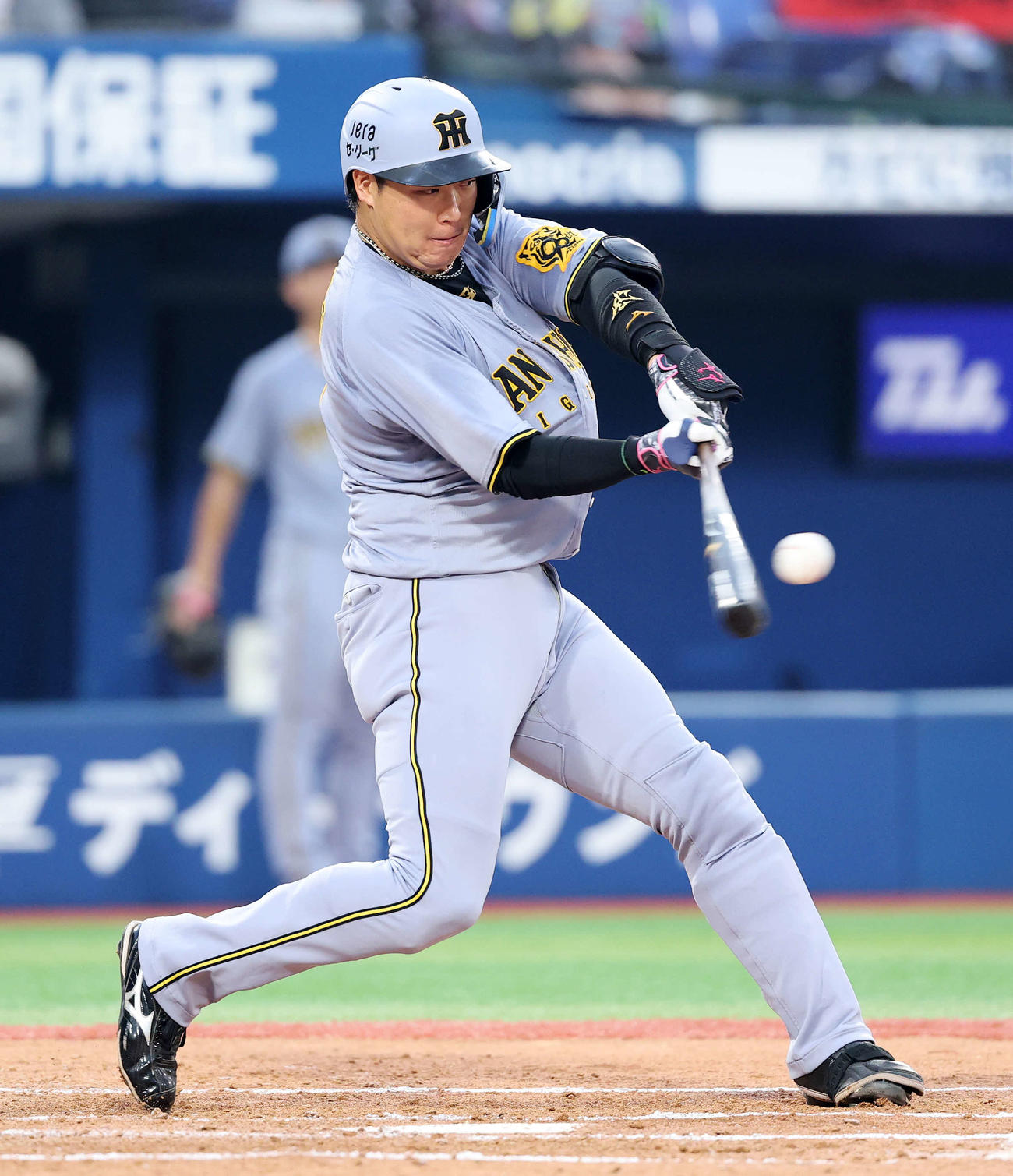 DeNA対阪神　3回表阪神2死二塁、大山は中越え適時二塁打を放つ（撮影・鈴木正人）