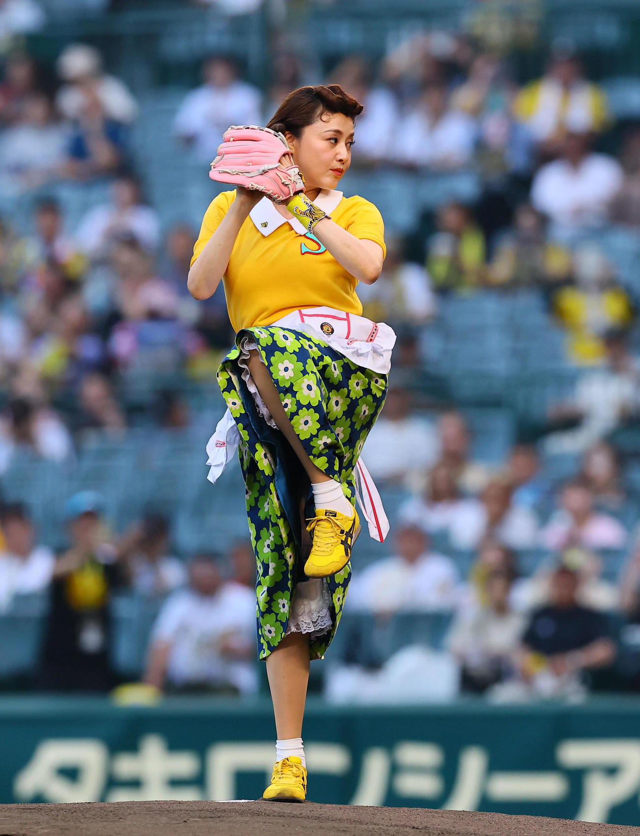 阪神対巨人　サザエさんの格好でファーストピッチを務めた藤原紀香（2025年7月2日撮影）