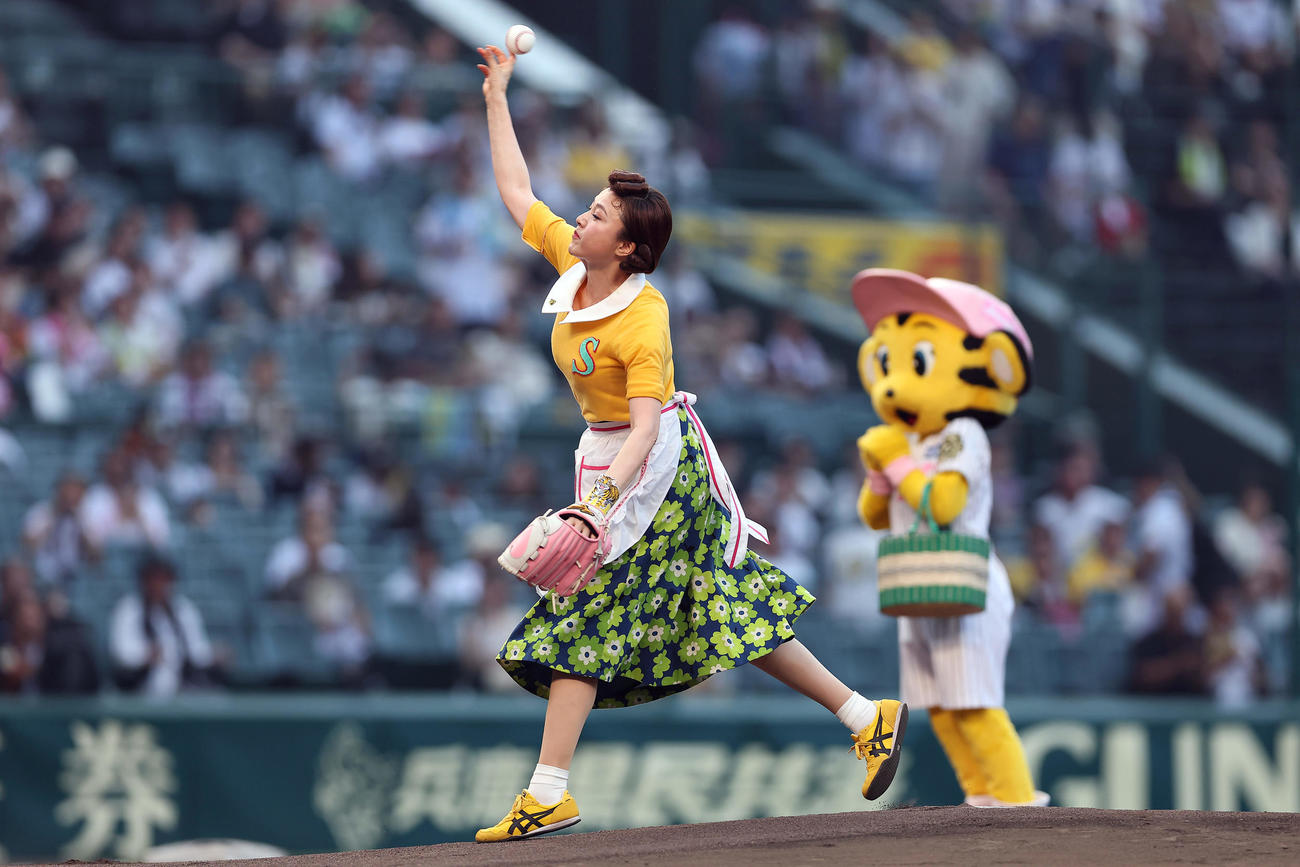 阪神対巨人　試合前、ファーストピッチセレモニーを務める藤原紀香（2025年7月2日撮影）