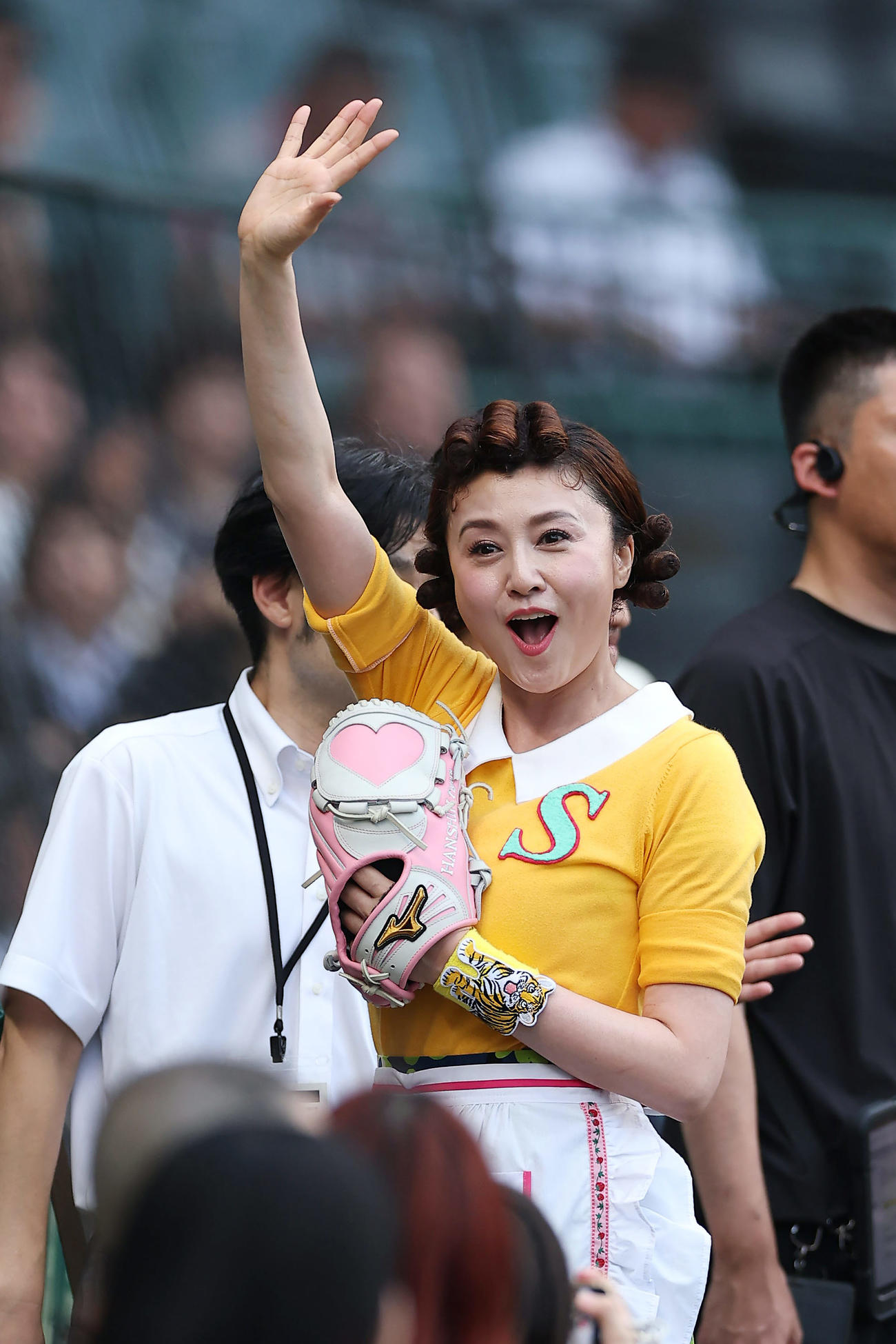 阪神対巨人　試合前、ファーストピッチセレモニーを務めた藤原紀香（2025年7月2日撮影）