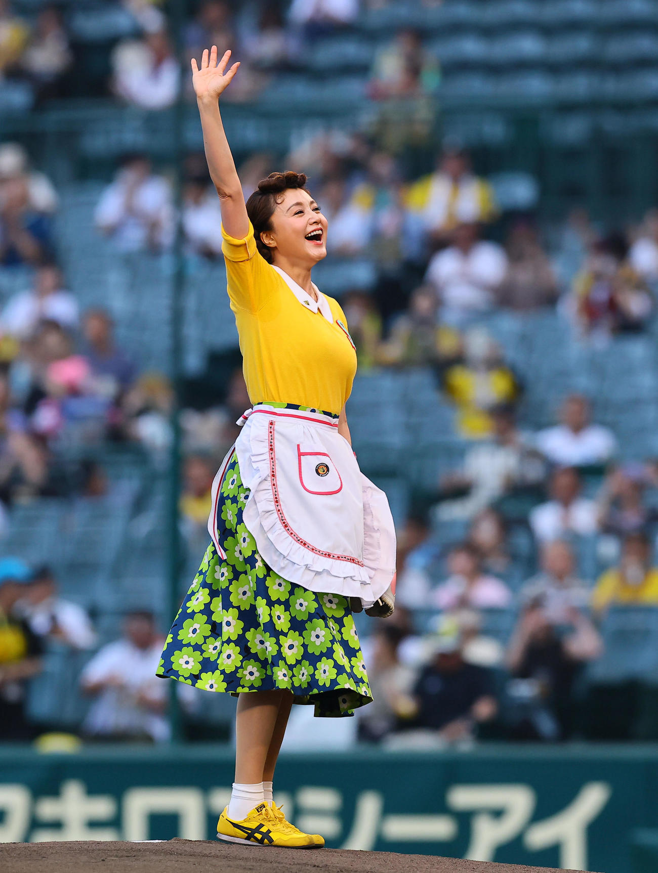 阪神対巨人　サザエさんの格好でファーストピッチを務めた藤原紀香（2025年7月2日撮影）
