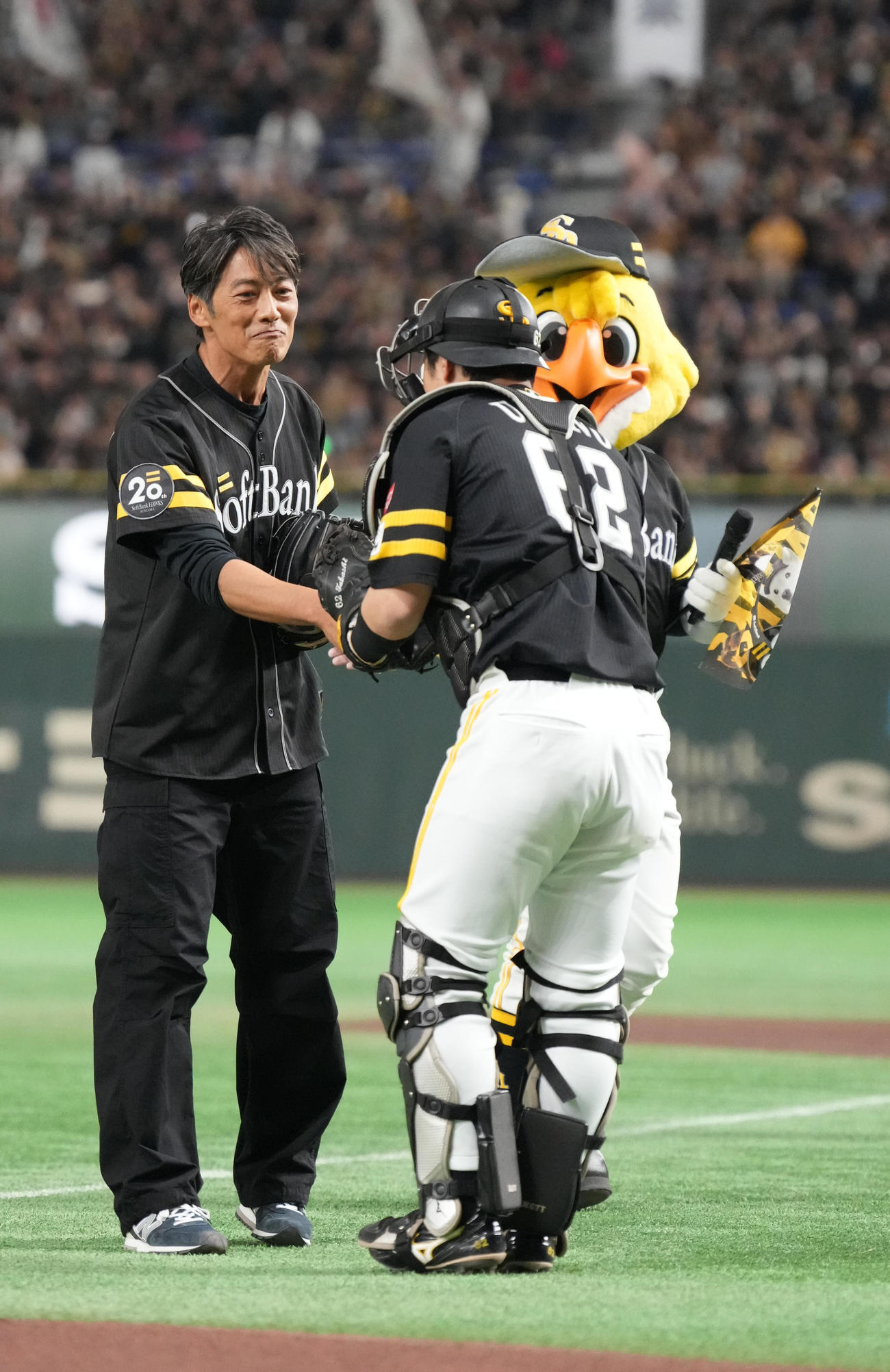 ソフトバンク対日本ハム　始球式を終え海野隆司（右）と握手する反町隆史（2025年7月1日撮影）