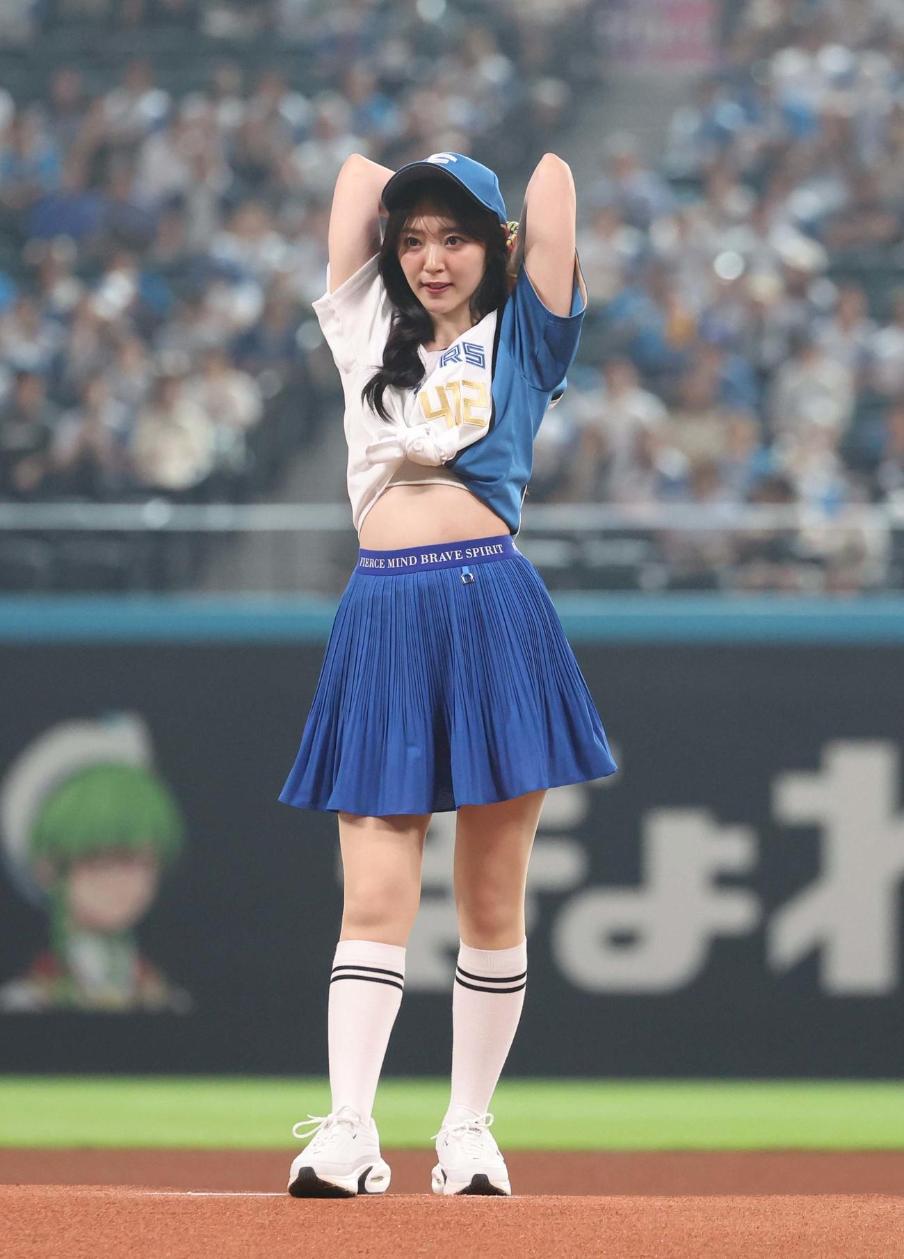 日本ハム対楽天　ファーストピッチセレモニーで投球する鈴木愛理（撮影・黒川智章）