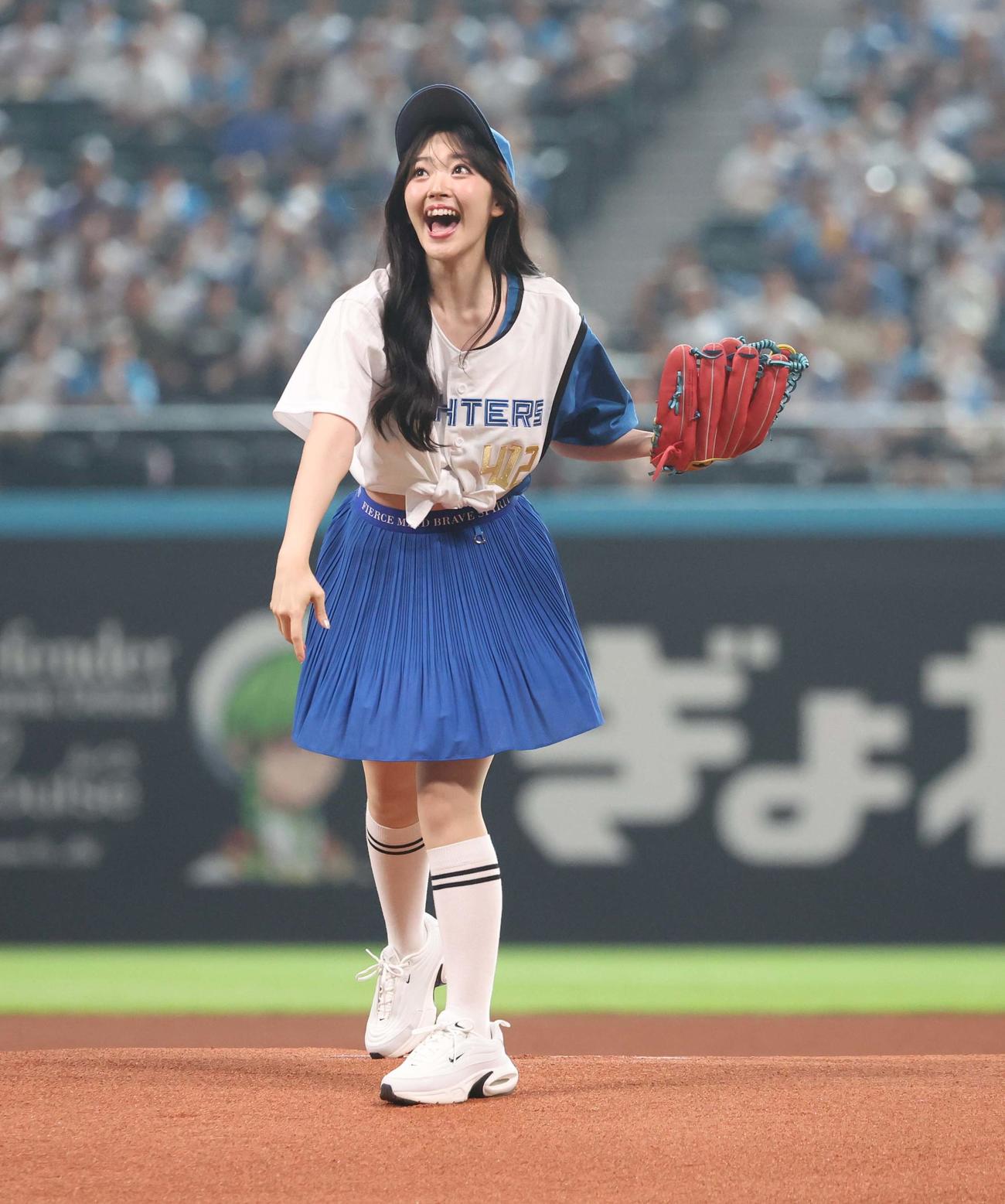 日本ハム対楽天　ファーストピッチセレモニーで投球する鈴木愛理（撮影・黒川智章）