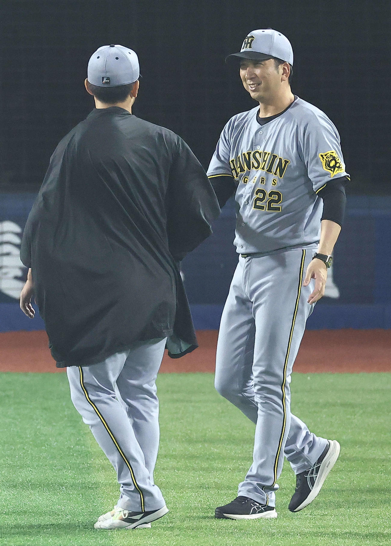 DeNA対阪神　DeNAに勝利し、伊藤将を労う阪神藤川監督（撮影・河田真司）