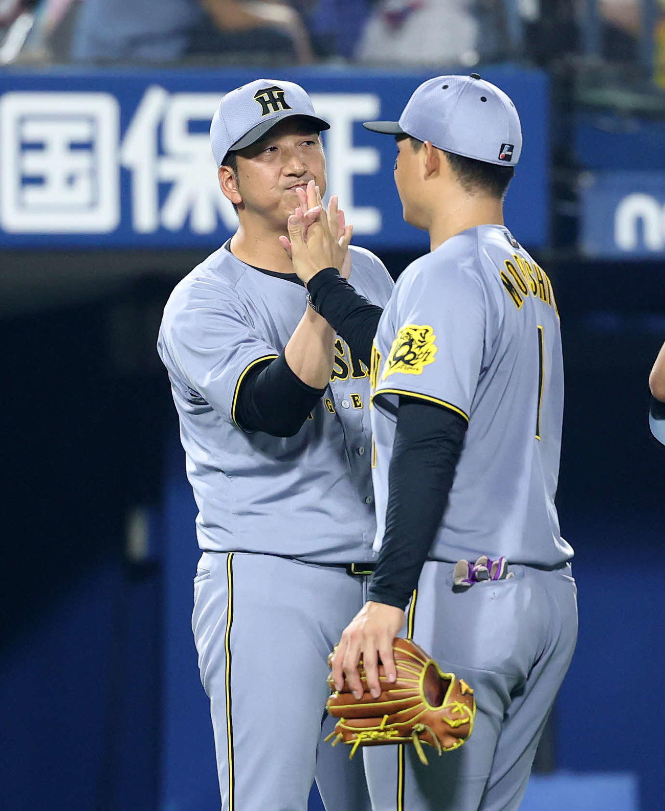 DeNA対阪神　勝利し阪神森下（右）を迎える藤川監督（撮影・鈴木正人）