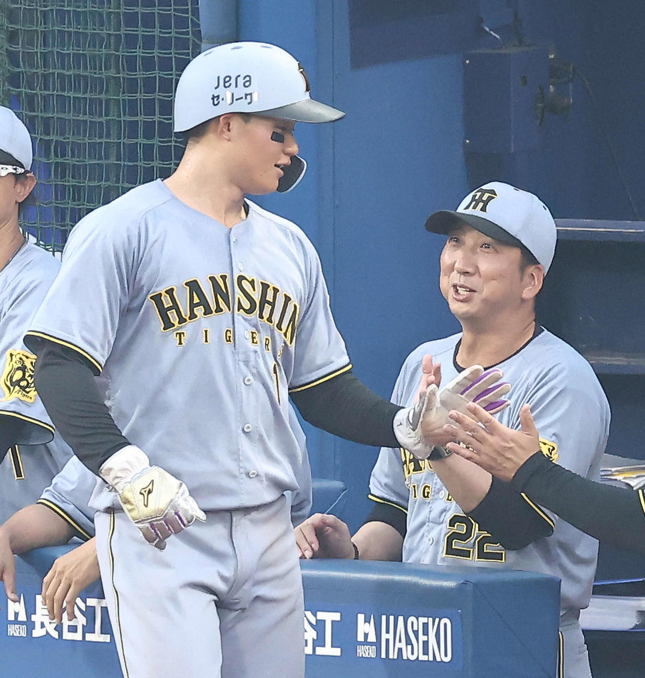 DeNA対阪神　3回表阪神2死二塁、大山の適時二塁打で生還する森下（左）を迎える藤川監督（撮影・河田真司）