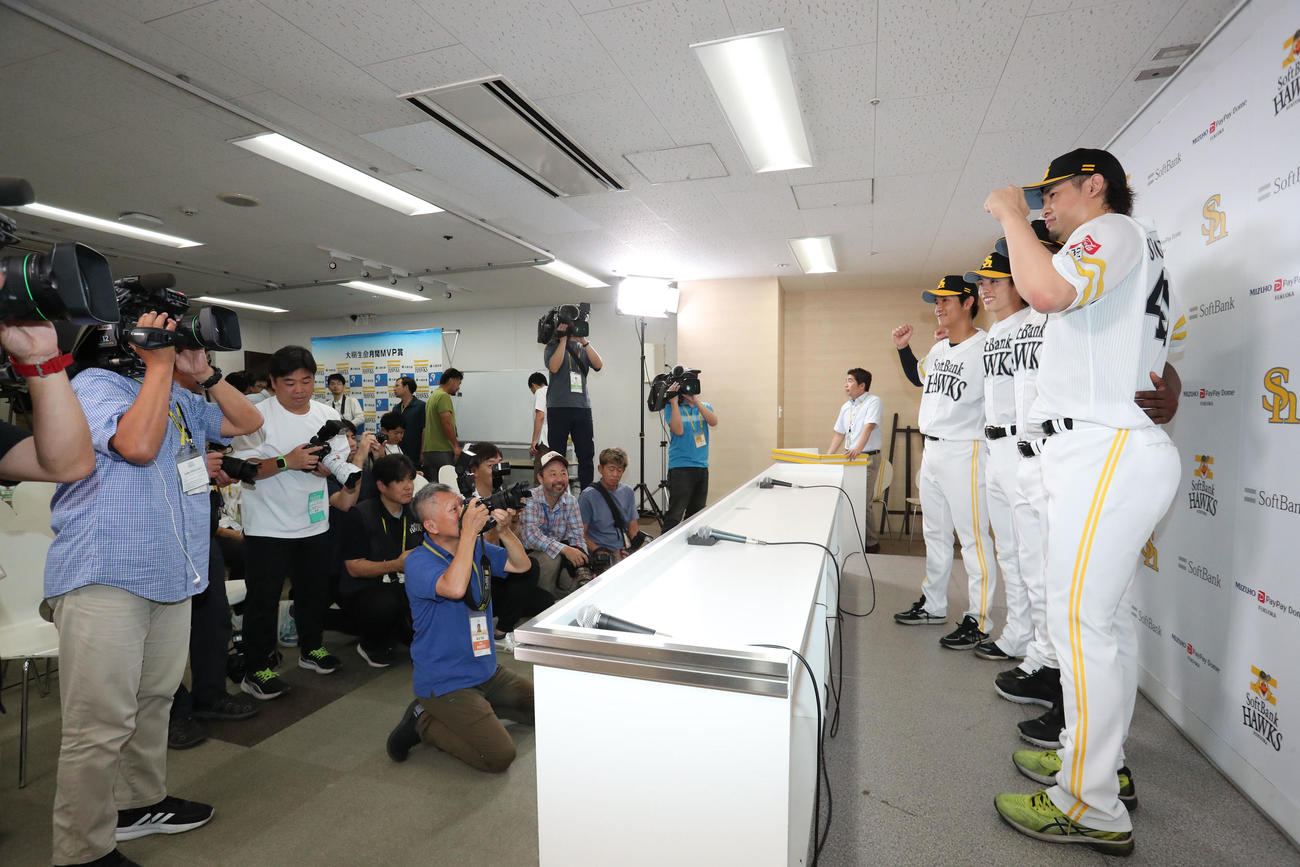 オールスター監督選抜選出選手となった左から柳町、周東、モイネロ、杉山（撮影・梅根麻紀）