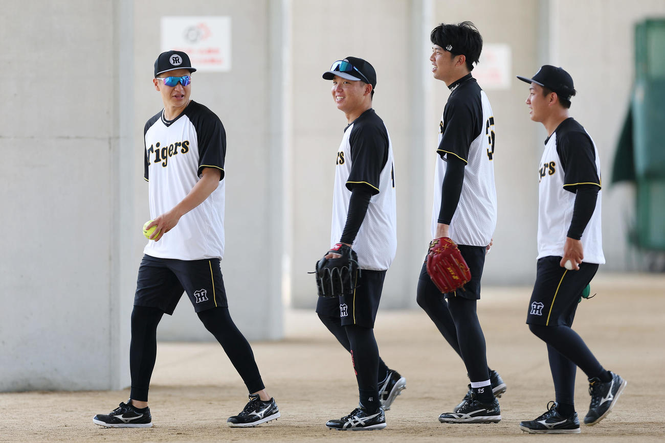 サブグラウンドへ移動する、左から阪神大竹、村上、才木、伊原（撮影・前田充）