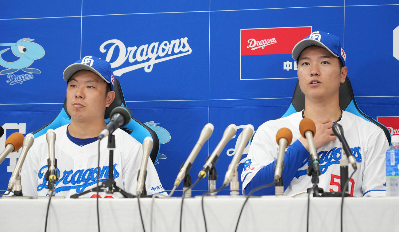 会見する左から松葉貴大、清水達也（撮影・森本幸一）