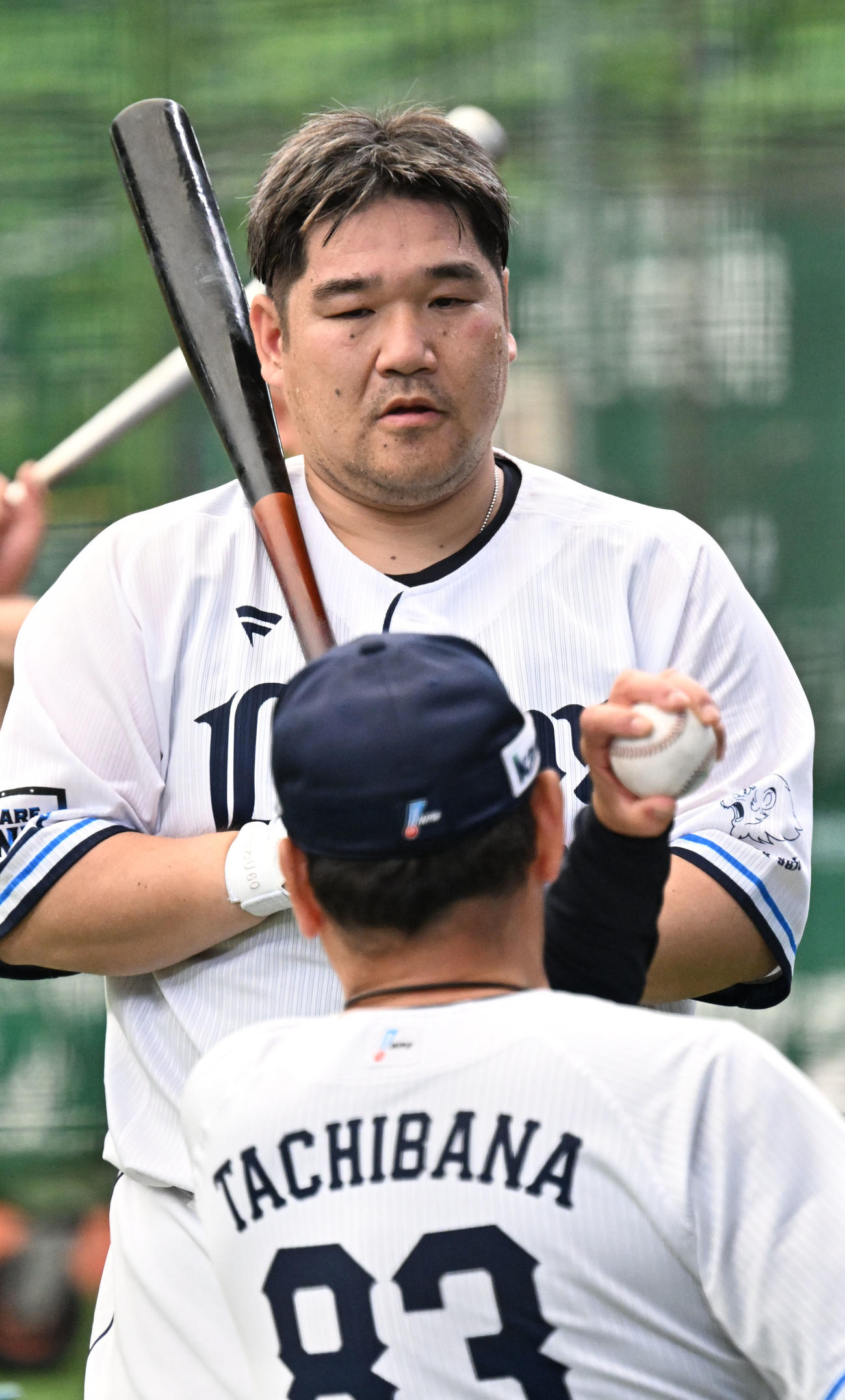 立花義家コーチのアドバイスを聞く中村剛也（2025年6月撮影）