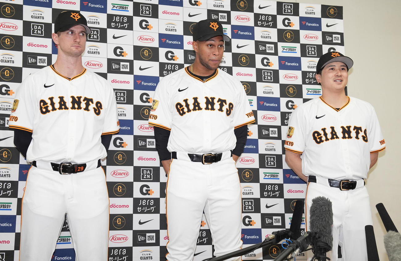 監督推薦でオールスターに選出された巨人の、左からグリフィン、マルティネス、泉口（撮影・鈴木みどり）