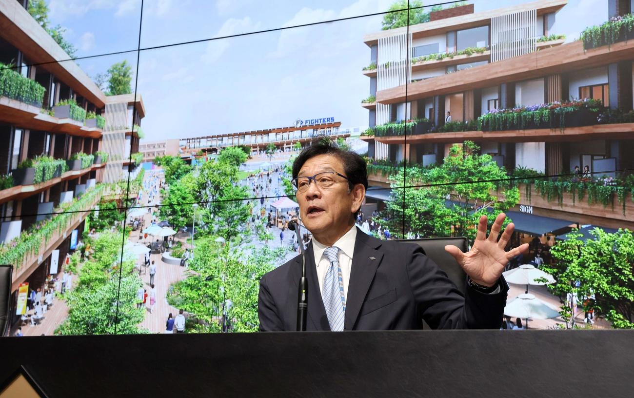 日本ハムの2軍施設移転に関して会見する栗山CBO。後方は2軍施設イメージ図（撮影・黒川智章）