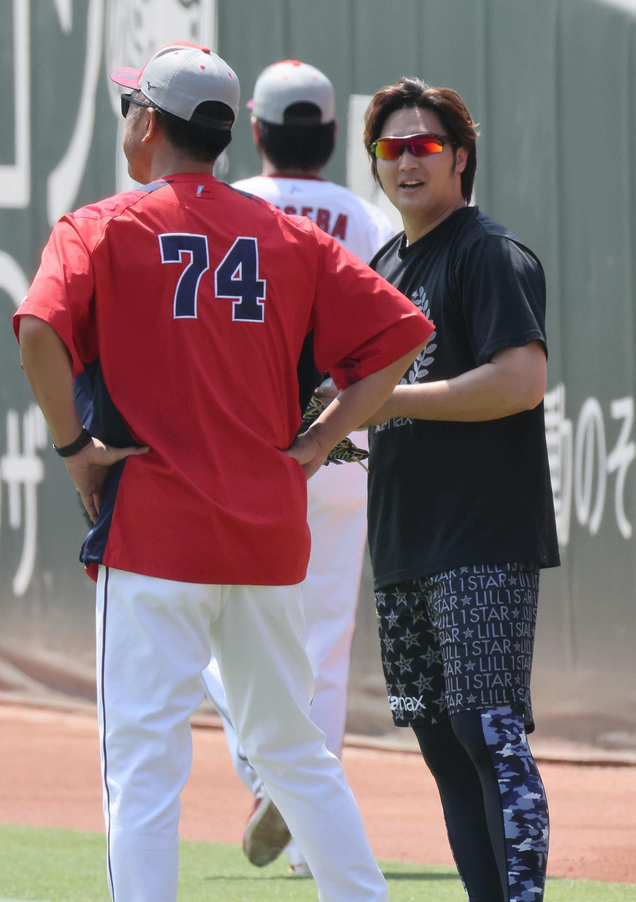 キャッチボールの合間に永川投手コーチ（左）と話し合う床田（撮影・加藤孝規）