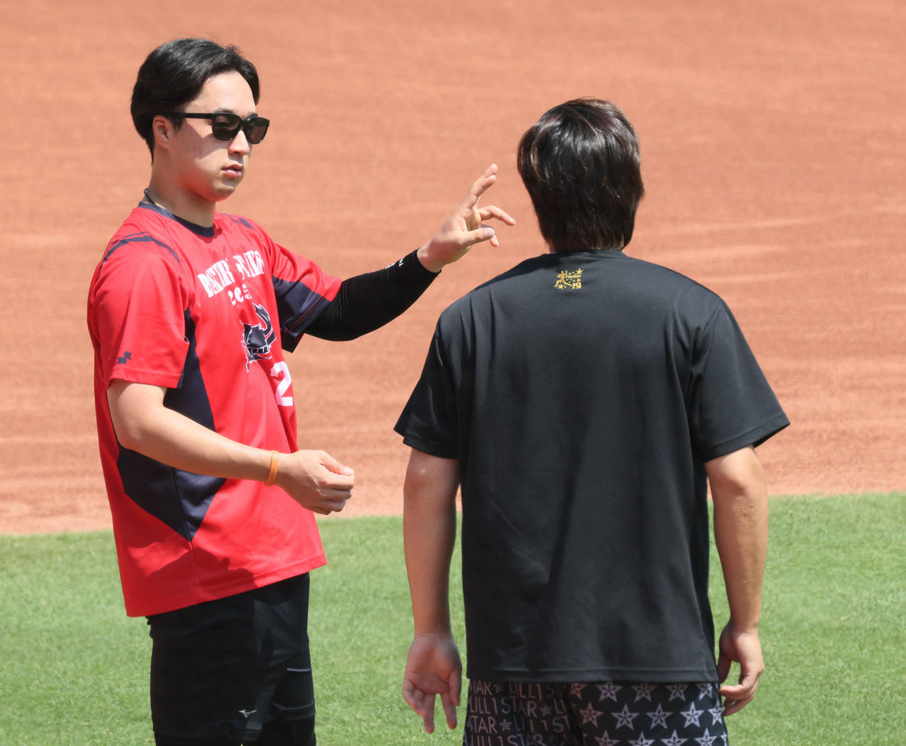 床田（右）と話し合う佐藤柳（撮影・加藤孝規）