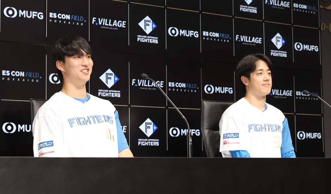 マイナビオールスターゲーム2025の監督推薦で選出され笑顔で会見する日本ハム達と北山（右）（撮影・黒川智章）