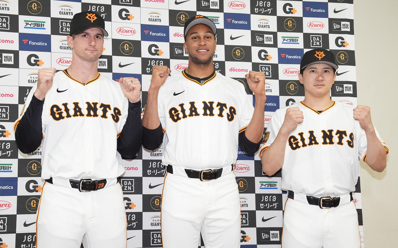 監督推薦でオールスターに選出されガッツポーズする巨人の、左からグリフィン、マルティネス、泉口（撮影・鈴木みどり）