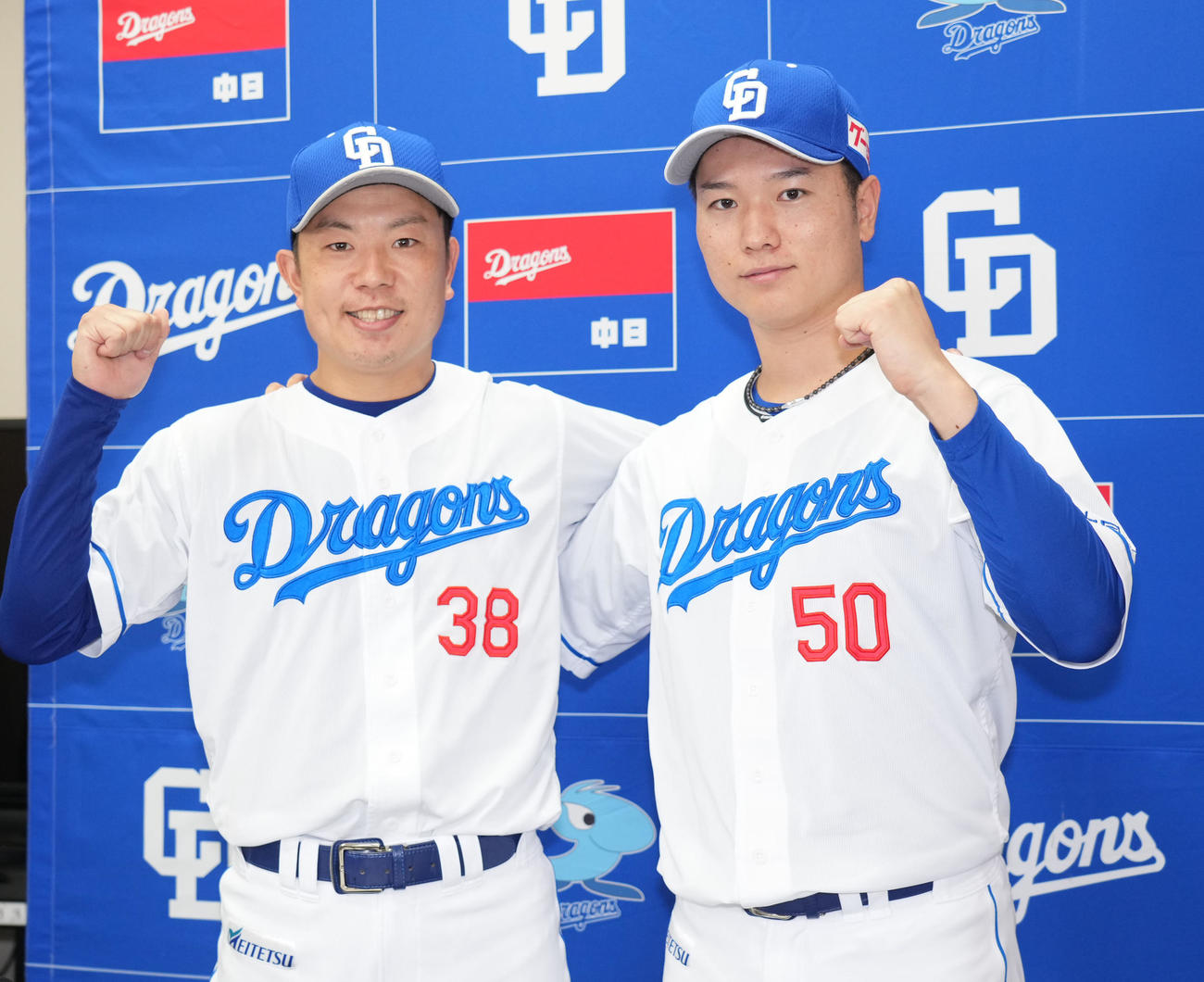 ★情報解禁指定あり★　マイナビオールスターゲーム2025監督選抜・選出選手　会見後、カメラマンからのリクエストでポーズを決める左から松葉貴大、清水達也（撮影・森本幸一）＝2025年7月5日、バンテリンドームナゴヤ