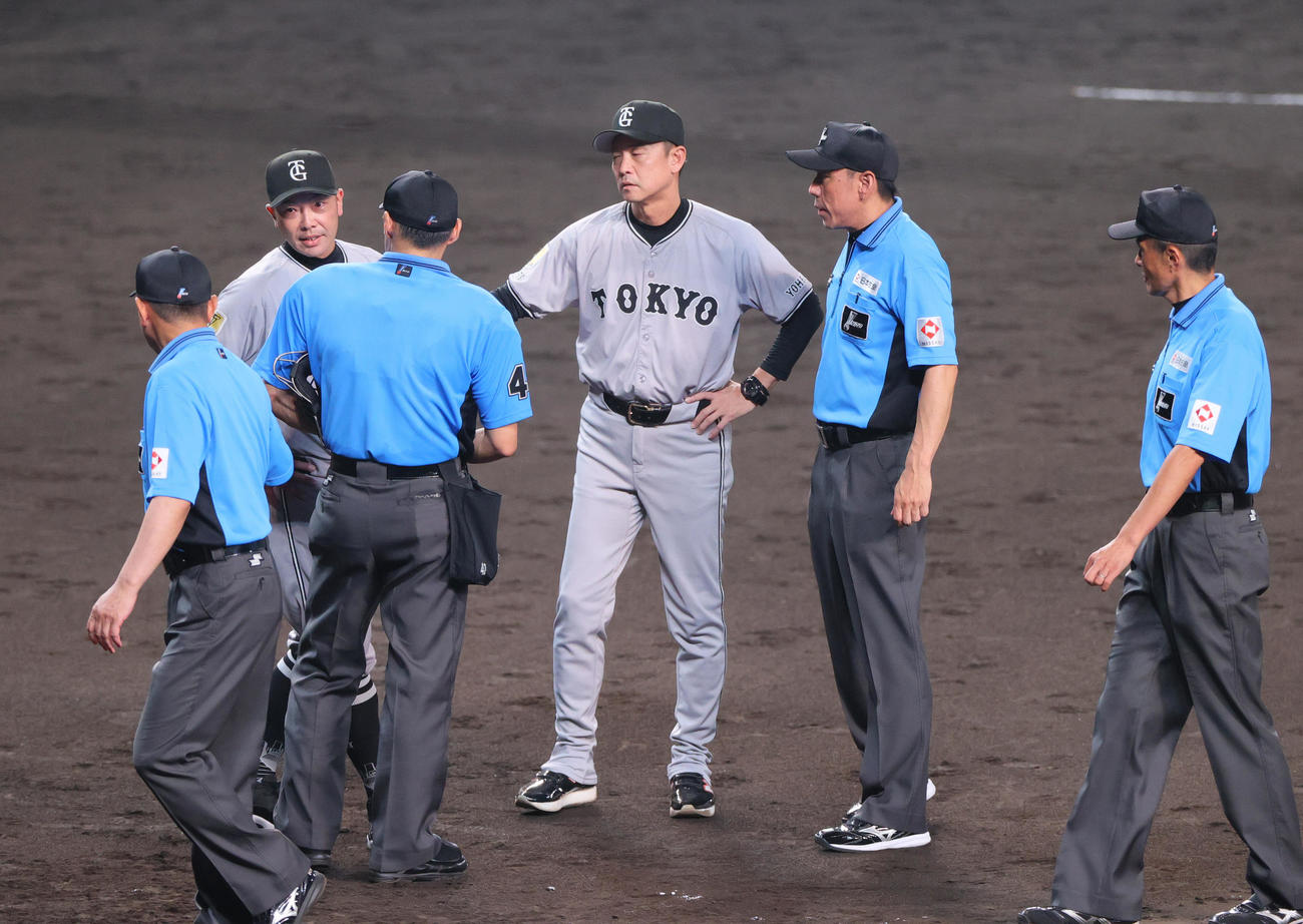 7月2日、リクエストで判定が覆り不満の表情を見せる巨人阿部監督