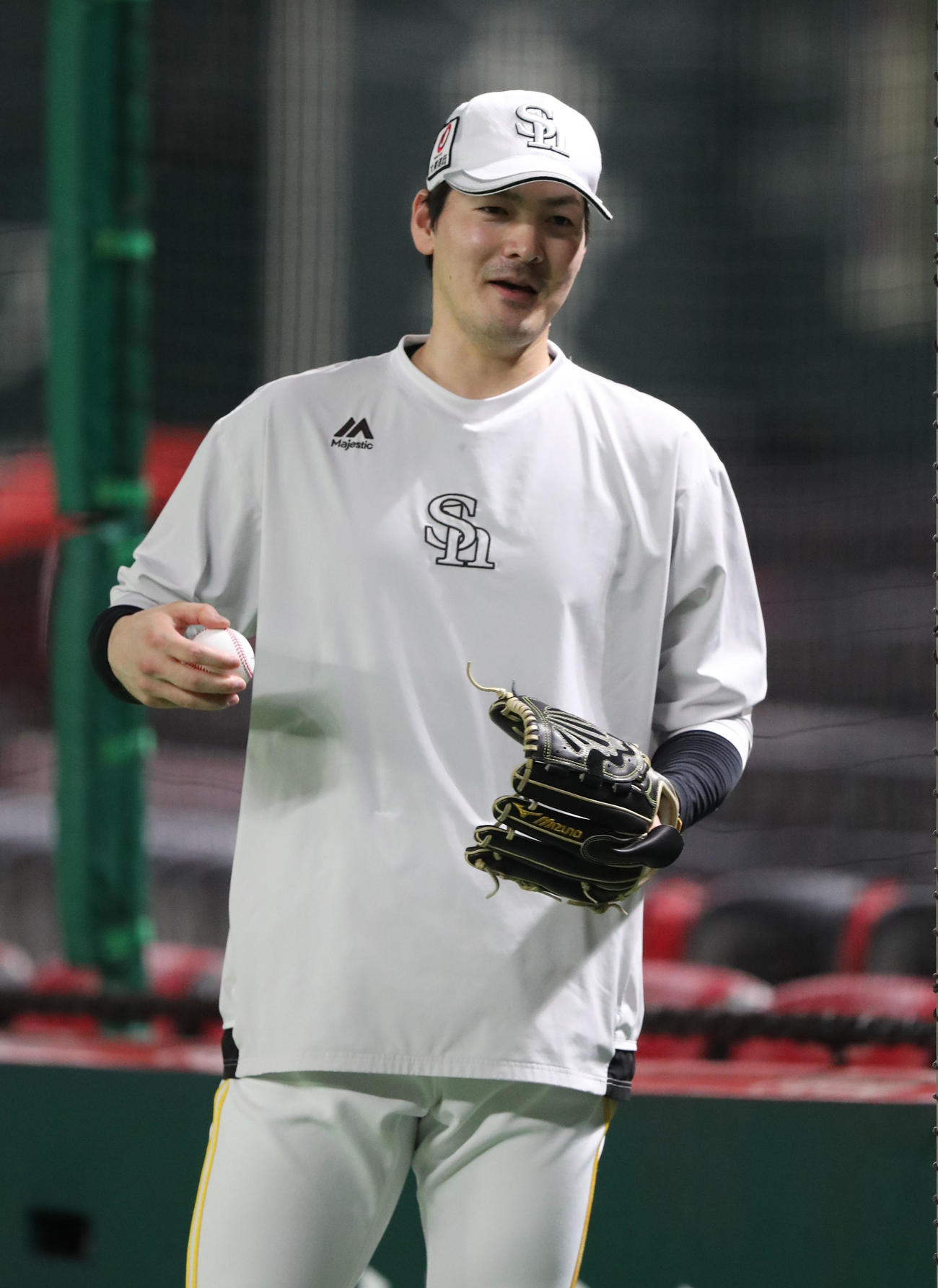 練習前、笑顔を見せる有原（撮影・梅根麻紀）