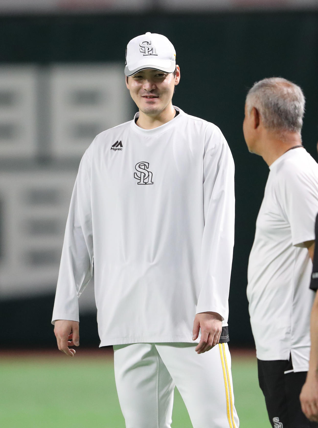 練習前、笑顔を見せる有原（撮影・梅根麻紀）