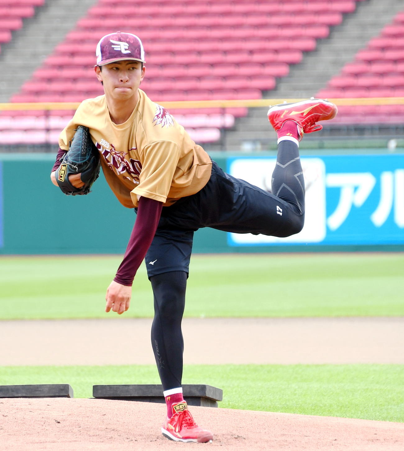 楽天モバイルパークのマウンドで投げ込みを行う楽天古謝（撮影・山田愛斗）