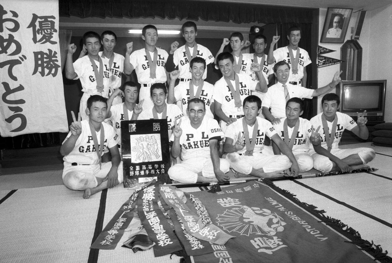 87年8月、史上4校目の春夏連覇を達成し宿舎で記念撮影をするPL学園ナイン。前列左から橋本清、伊藤敬司、1人おいて中村順司監督、立浪和義、1人おいて野村弘、中列左から桑田泉、深瀬猛、後列左から2人目は宮本慎也、右端は片岡篤史