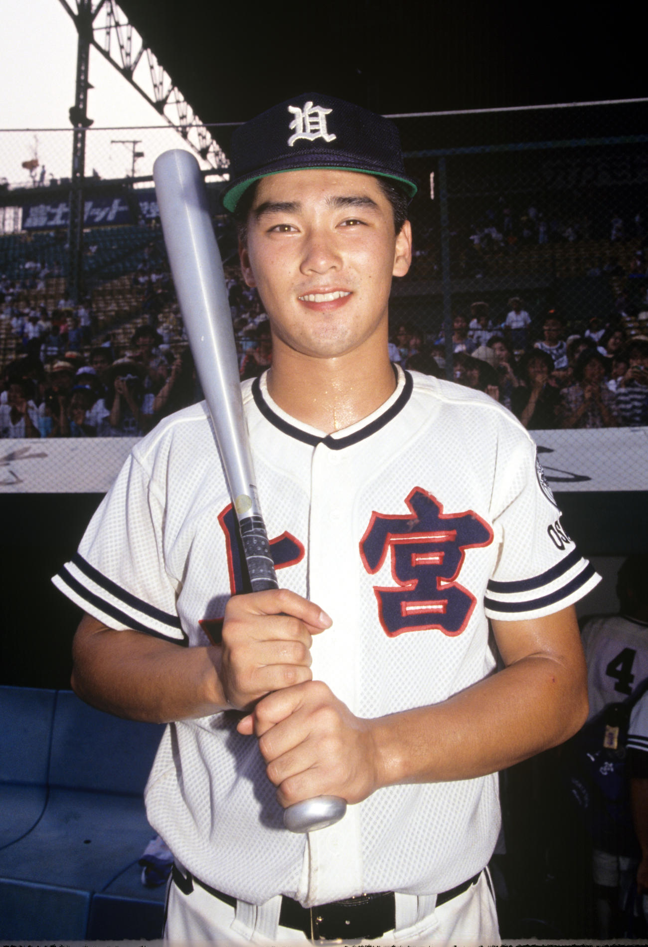 カメラマンの注文に笑顔を見せる上宮・元木大介（1989年8月撮影）