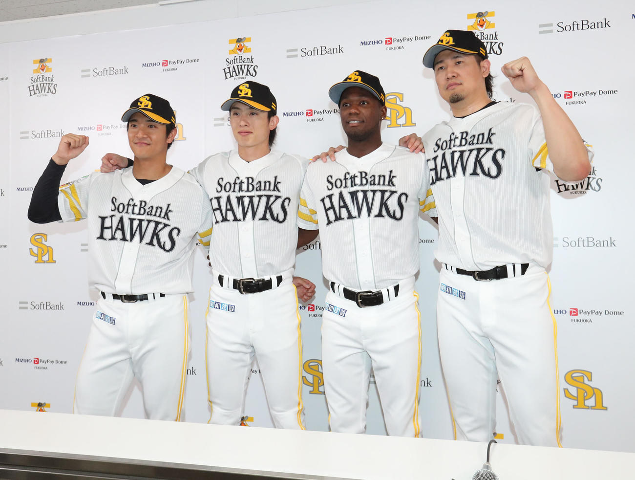 オールスター監督選抜選出選手となった左から柳町、周東、モイネロ、杉山（撮影・梅根麻紀）