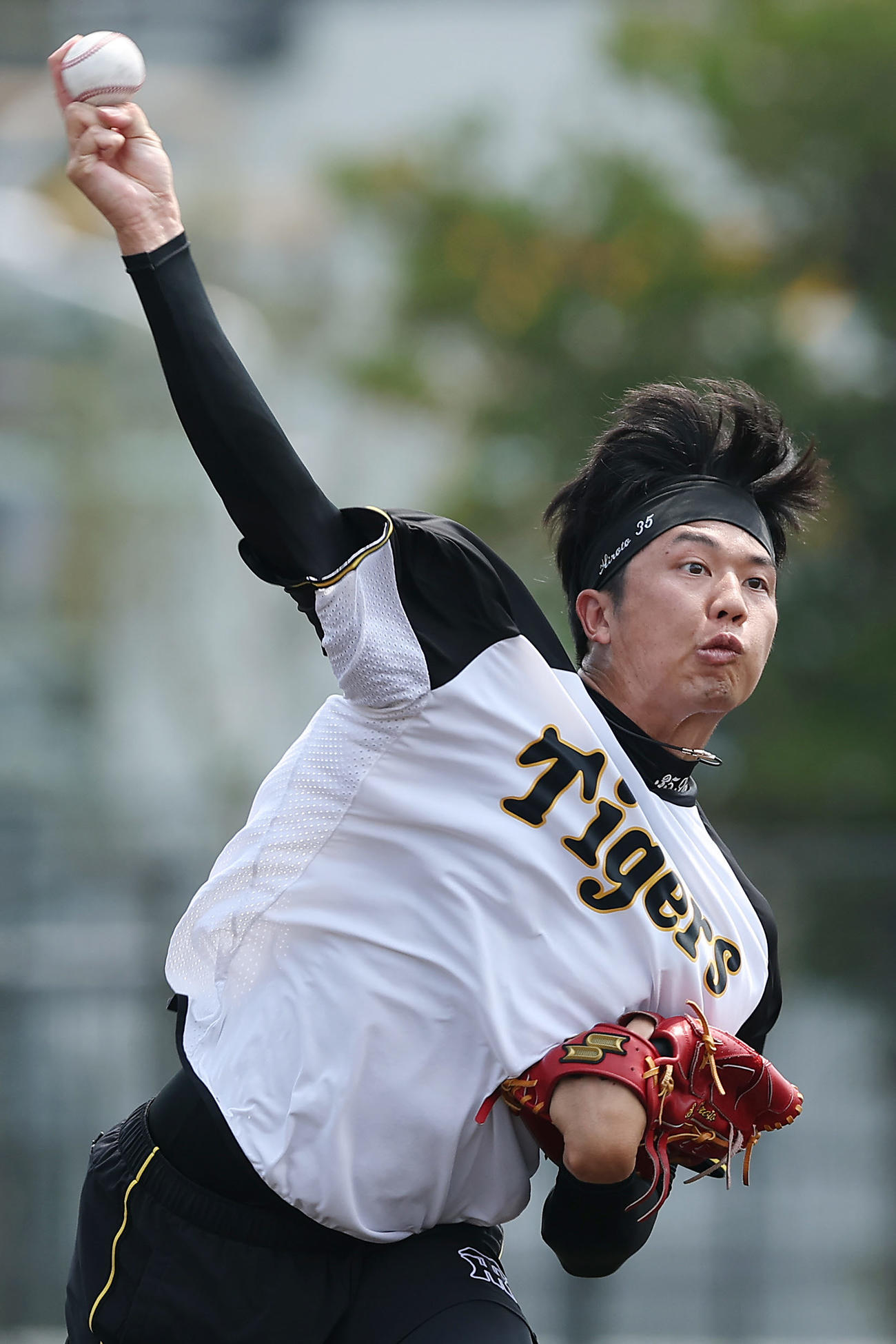 キャッチボールで調整する阪神才木（撮影・前田充）