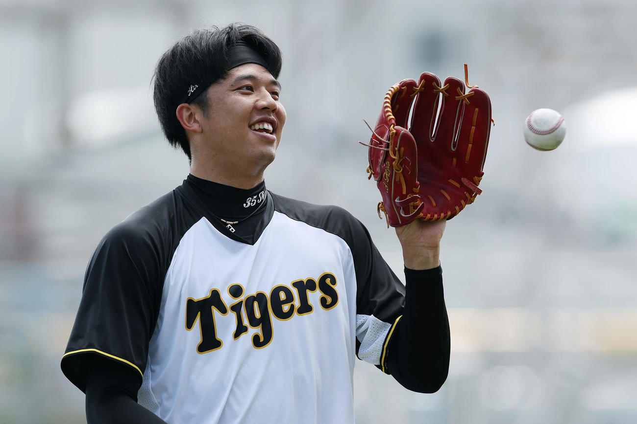 キャッチボールを終え笑顔を見せる阪神才木（撮影・前田充）