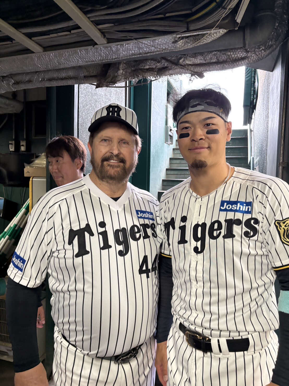 記念撮影する元阪神バース氏（左）と阪神佐藤輝（バース氏提供）