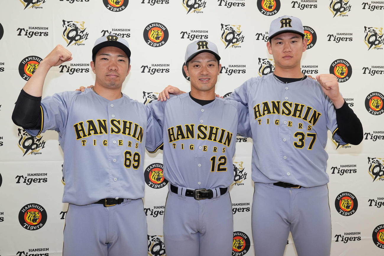 「マイナビオールスターゲーム2025」に監督選抜で選出された、左から阪神石井、坂本、及川（撮影・井上学）
