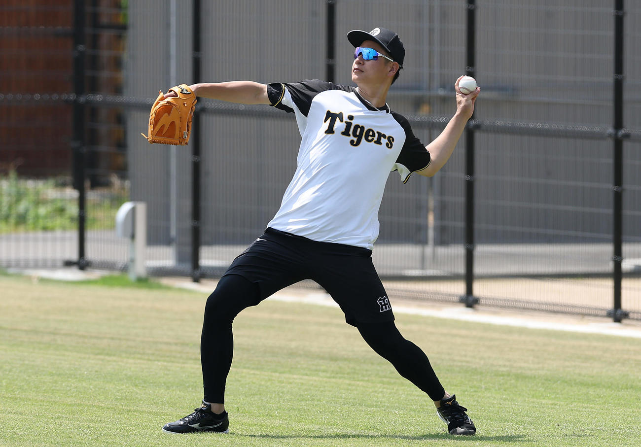 キャッチボールで調整する阪神大竹（撮影・前田充）